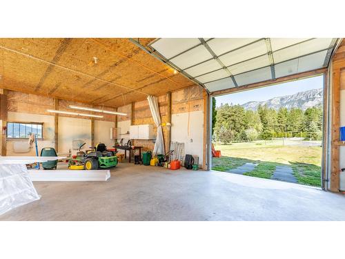 2575 Sinclair Rd, Lister, BC - 