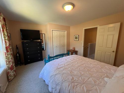 143 - 4835 Radium Boulevard, Radium Hot Springs, BC - Indoor Photo Showing Bedroom