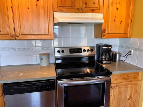 143 - 4835 Radium Boulevard, Radium Hot Springs, BC - Indoor Photo Showing Kitchen