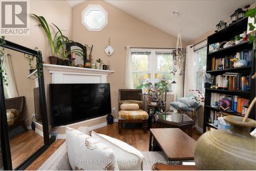 3241 Grove Avenue, Fort Erie, ON - Indoor Photo Showing Living Room