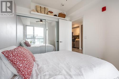 B417 - 5240 Dundas Street, Burlington, ON - Indoor Photo Showing Bedroom