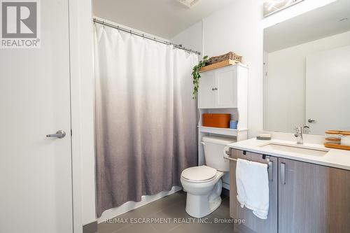 B417 - 5240 Dundas Street, Burlington, ON - Indoor Photo Showing Bathroom