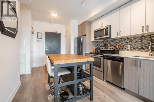 B417 - 5240 Dundas Street, Burlington, ON - Indoor Photo Showing Kitchen With Upgraded Kitchen