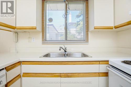 726 Netherton Crescent, Mississauga, ON - Indoor Photo Showing Kitchen With Double Sink