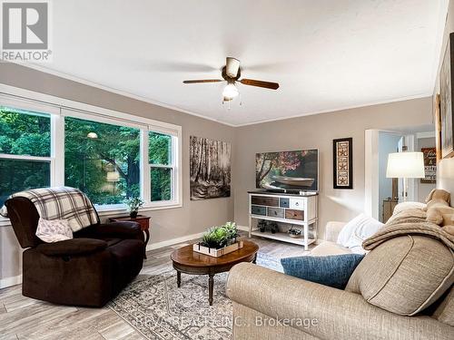 27640 Highway 28 S, Bancroft, ON - Indoor Photo Showing Living Room