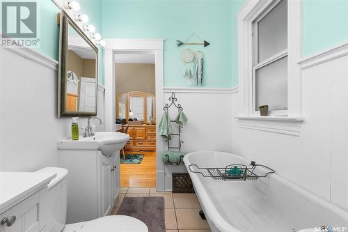 1232 Grafton Avenue, Moose Jaw, SK - Indoor Photo Showing Bathroom