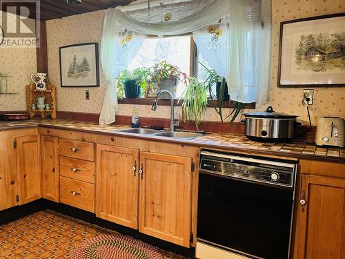 4176 Pacific Road, Williams Lake, BC - Indoor Photo Showing Kitchen With Double Sink