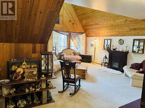 4176 Pacific Road, Williams Lake, BC - Indoor With Fireplace