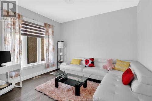 201 Morton, Essex, ON - Indoor Photo Showing Living Room