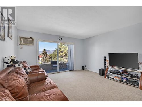 309 2025 Baron Road, Kelowna, BC - Indoor Photo Showing Living Room