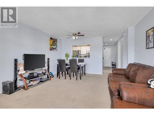309 2025 Baron Road, Kelowna, BC - Indoor Photo Showing Living Room