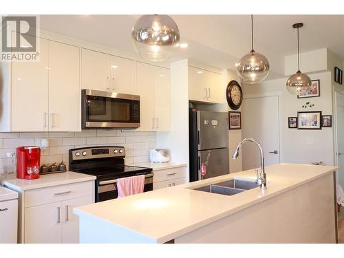 102 Cossar Avenue Unit# 102, Penticton, BC - Indoor Photo Showing Kitchen With Double Sink With Upgraded Kitchen