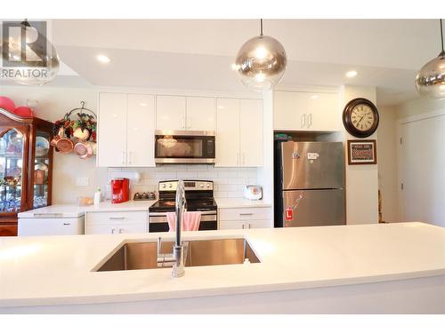 102 Cossar Avenue Unit# 102, Penticton, BC - Indoor Photo Showing Kitchen With Double Sink