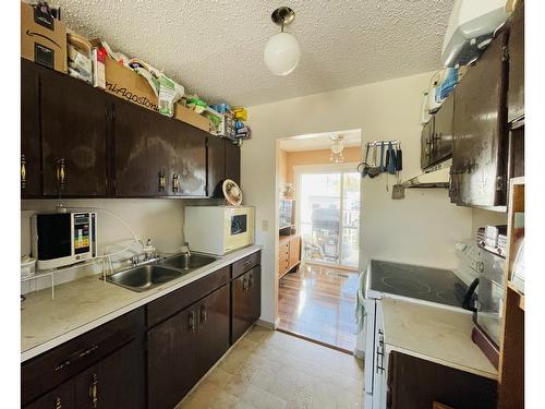 24 - 1800 2Nd Street, Cranbrook, BC - Indoor Photo Showing Kitchen With Double Sink