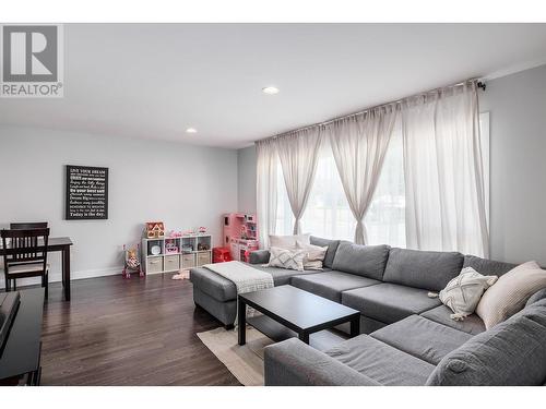 2047 Richter Street, Kelowna, BC - Indoor Photo Showing Living Room