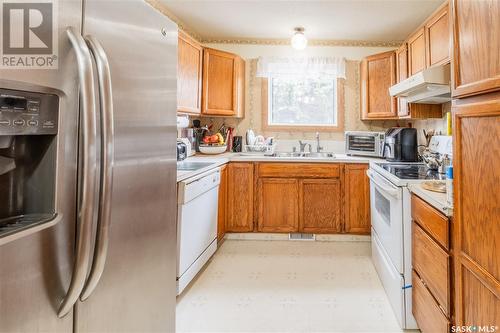 3311 Carnegie Street, Regina, SK - Indoor Photo Showing Kitchen With Double Sink
