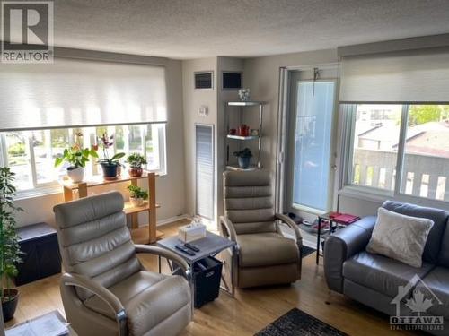 1599 Lassiter Terrace Unit#516, Ottawa, ON - Indoor Photo Showing Living Room