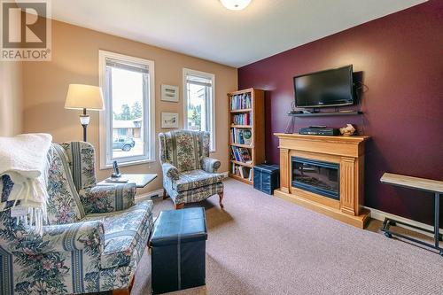 2280 Somerset Road, West Kelowna, BC - Indoor Photo Showing Living Room With Fireplace
