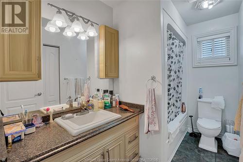 3660 Shinglecreek Court, Windsor, ON - Indoor Photo Showing Bathroom