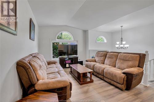 3660 Shinglecreek Court, Windsor, ON - Indoor Photo Showing Living Room