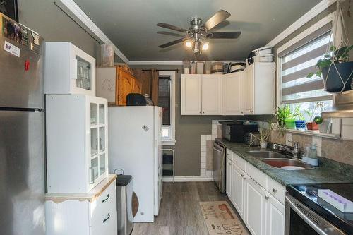 45 East 35Th Street, Hamilton, ON - Indoor Photo Showing Kitchen With Double Sink