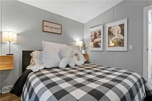 27 Ash Avenue, Puslinch, ON - Indoor Photo Showing Bedroom