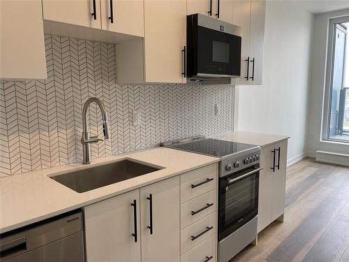 15 Wellington Street S|Unit #305, Kitchener, ON - Indoor Photo Showing Kitchen With Upgraded Kitchen