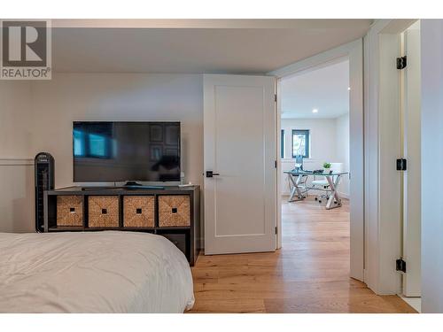 8590 Harbour Heights Road, Vernon, BC - Indoor Photo Showing Bedroom