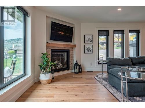 8590 Harbour Heights Road, Vernon, BC - Indoor Photo Showing Living Room With Fireplace