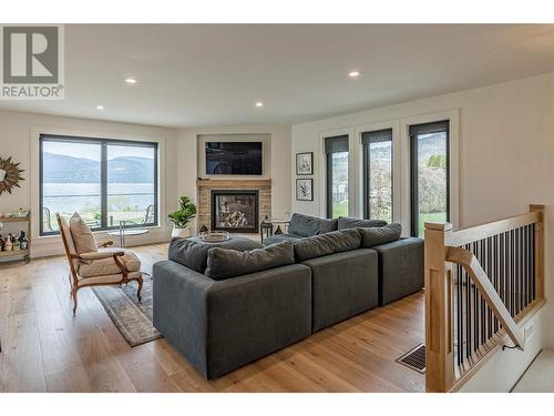 8590 Harbour Heights Road, Vernon, BC - Indoor Photo Showing Living Room With Fireplace