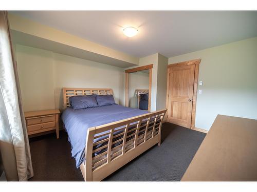 201D - 33 Rivermount Place, Fernie, BC - Indoor Photo Showing Bedroom