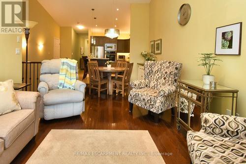 26 Toulon Avenue, Hamilton, ON - Indoor Photo Showing Living Room