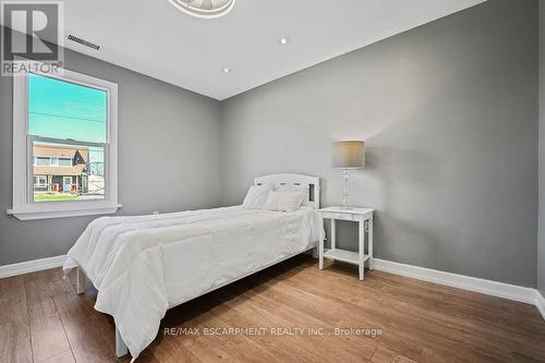 6354 Townline Road, West Lincoln, ON - Indoor Photo Showing Bedroom