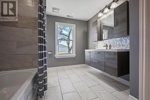 6354 Townline Road, West Lincoln, ON - Indoor Photo Showing Bathroom