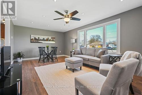 6354 Townline Road, West Lincoln, ON - Indoor Photo Showing Living Room
