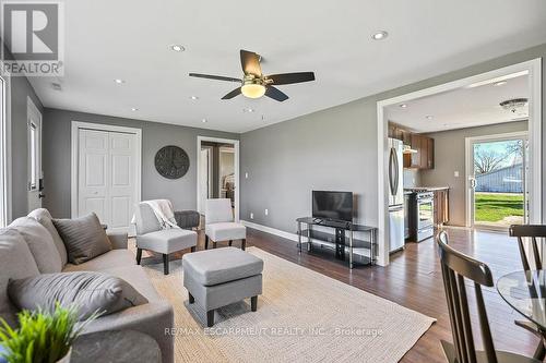 6354 Townline Road, West Lincoln, ON - Indoor Photo Showing Living Room
