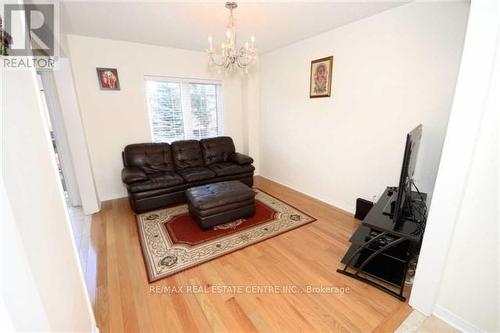 5767 Tiz Road, Mississauga, ON - Indoor Photo Showing Living Room