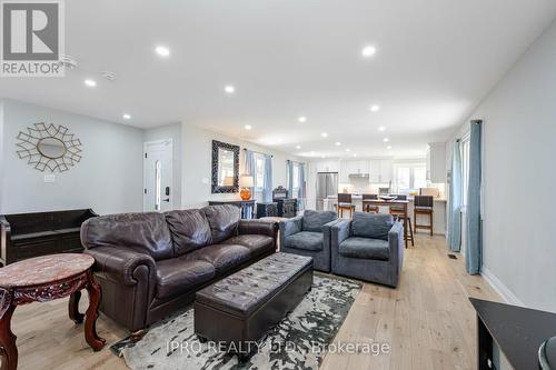 18697 Centreville Creek Road, Caledon, ON - Indoor Photo Showing Living Room