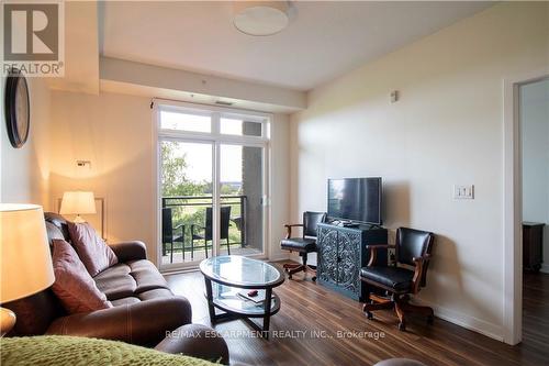 230 - 5010 Corporate Drive, Burlington (Uptown), ON - Indoor Photo Showing Living Room