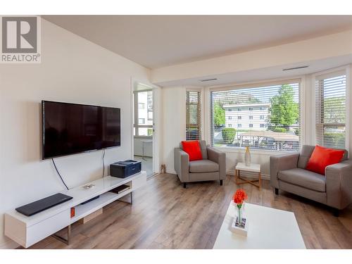 3805 30 Avenue Unit# 203, Vernon, BC - Indoor Photo Showing Living Room