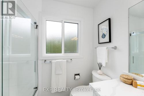 219 Bassett Boulevard, Whitby, ON - Indoor Photo Showing Bathroom