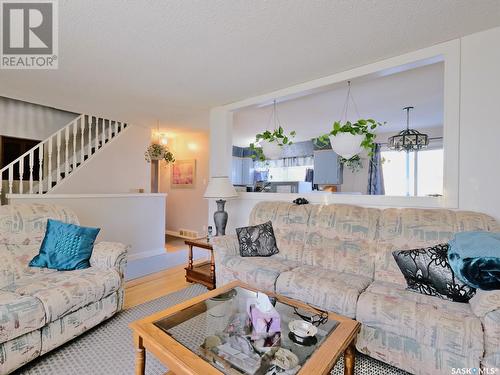 1102 King Street, Rosetown, SK - Indoor Photo Showing Living Room