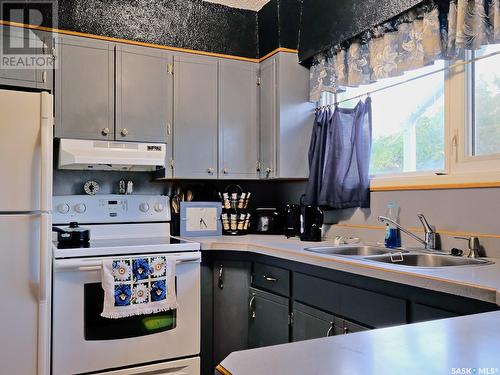 1102 King Street, Rosetown, SK - Indoor Photo Showing Kitchen With Double Sink
