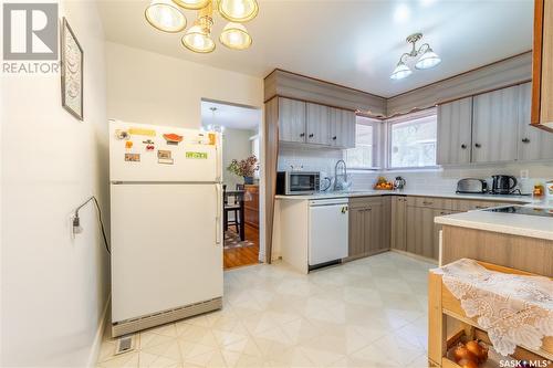 576 Hall Street W, Moose Jaw, SK - Indoor Photo Showing Kitchen