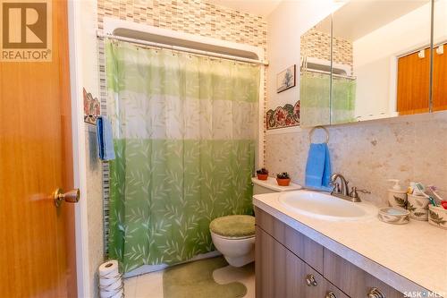 576 Hall Street W, Moose Jaw, SK - Indoor Photo Showing Bathroom