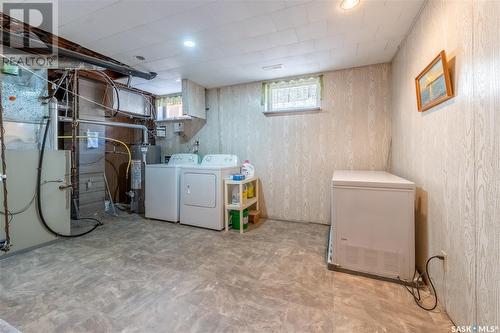576 Hall Street W, Moose Jaw, SK - Indoor Photo Showing Laundry Room