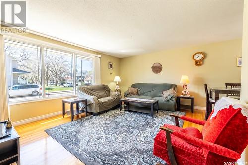 576 Hall Street W, Moose Jaw, SK - Indoor Photo Showing Living Room