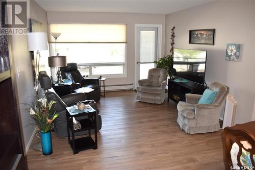 109 215 Smith Street N, Regina, SK - Indoor Photo Showing Living Room