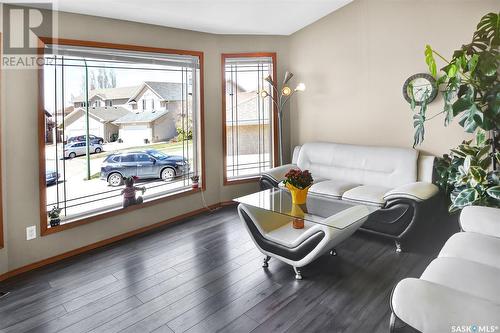 431 Guenter Bay, Saskatoon, SK - Indoor Photo Showing Living Room