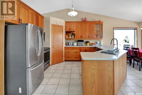 431 Guenter Bay, Saskatoon, SK - Indoor Photo Showing Kitchen With Double Sink